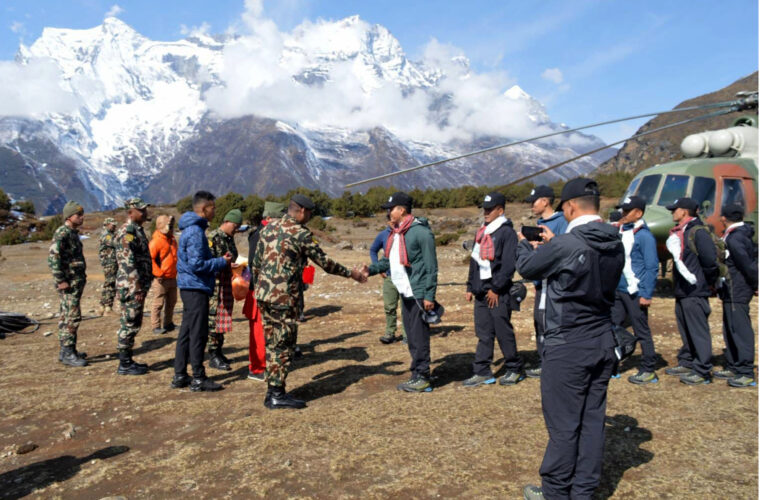 नेपाली सेनाको हिमाल सफाइ टोली सगरमाथा अधार शिविरतर्फ