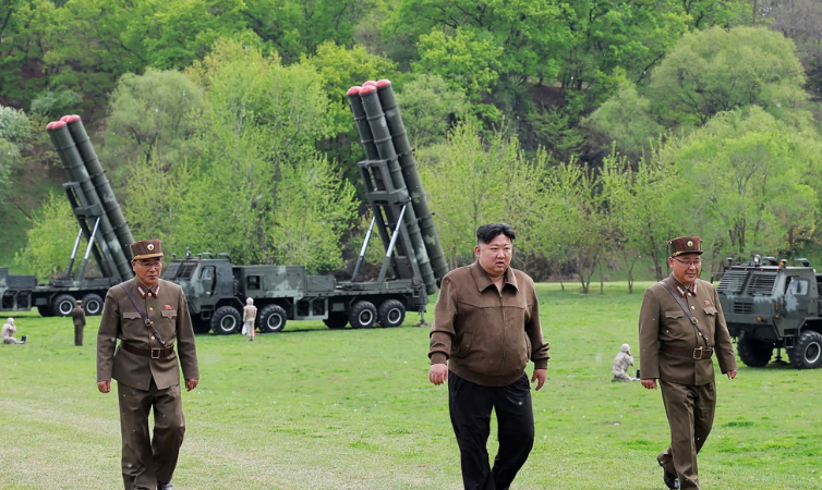 उत्तर कोरियाली नेता किमद्वारा मल्टिपल रकेट लन्चरको परीक्षणको  निरीक्षण
