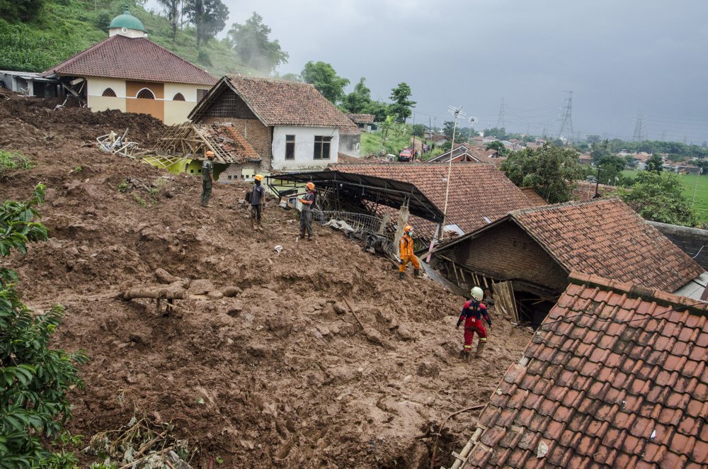 इन्डोनेसियामा पहिरोमा १५ को मृत्यु, दुई बेपत्ता