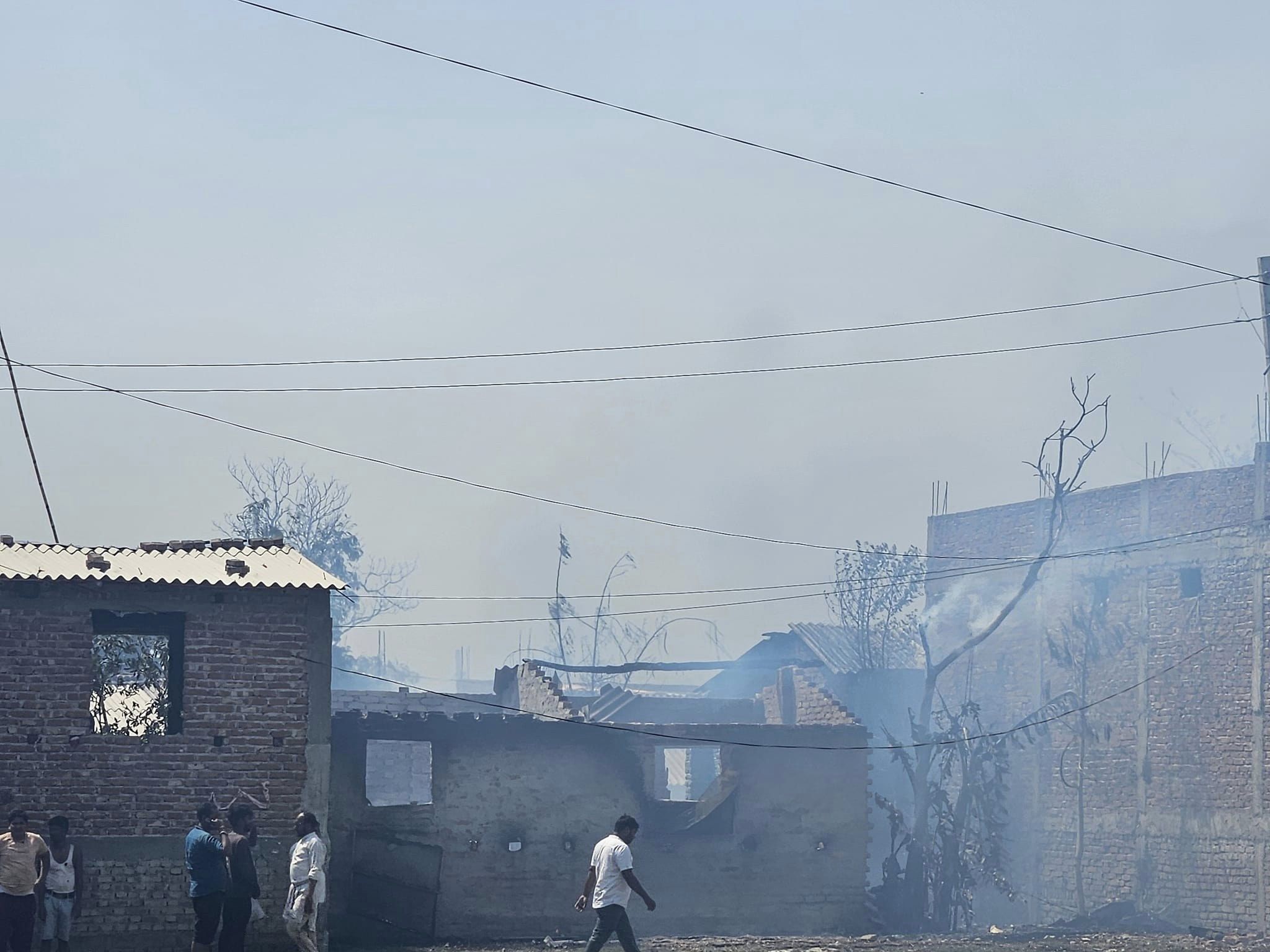 महोत्तरीमा भीषण आगलागी, एकसय घर जलेर नष्ट(फोटोफिचर)