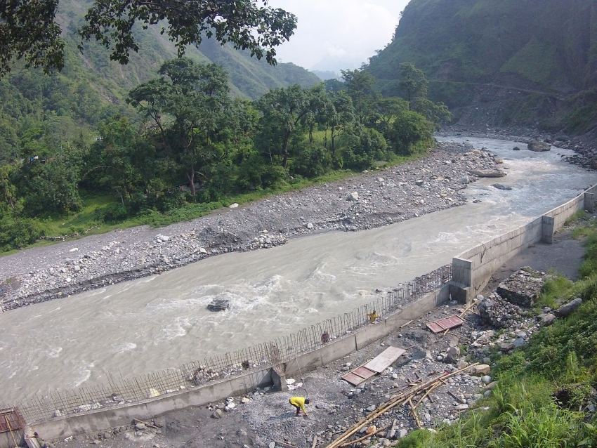 नदी कटानका कारण साँघुरिँदै बस्ती : जग्गा छैन तर कर तिर्दैछन् स्थानीयवासी