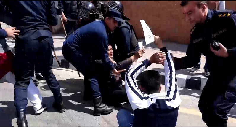 सिंहदरबार अगाडि नेविसंघको प्रदर्शन