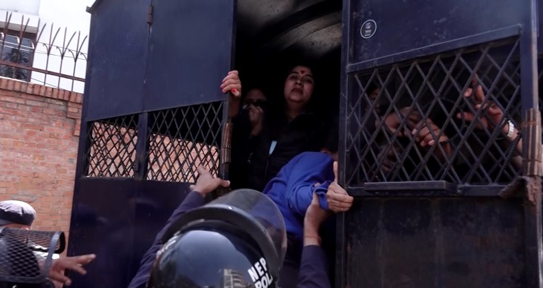 रुसी सेनामा भर्ती भएका परिवारले गरे सिंहदरबार अगाडि प्रदर्शन, १८ जना पक्राउ