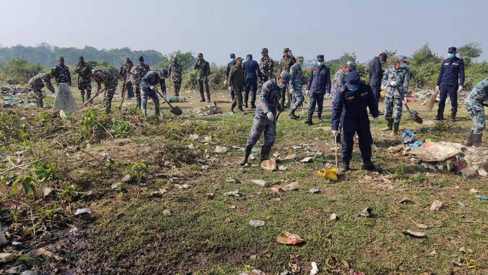 नेपाल र भारतका सुरक्षाकर्मीले सफा गरे दशजगा सीमा क्षेत्रका फोहोरमैला