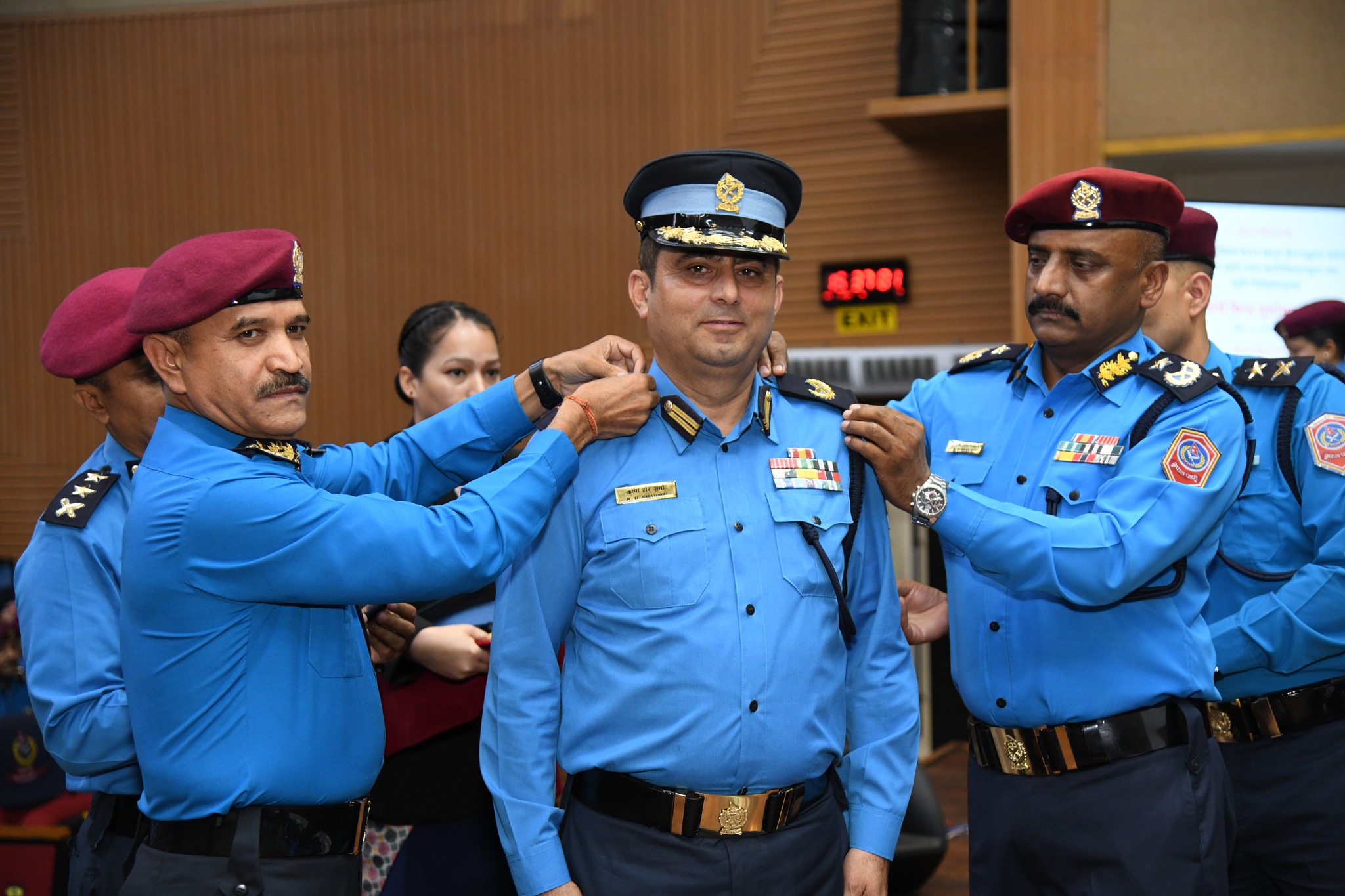 एसएसपीबाट बढुवा भएका चारजना प्रहरी अधिकृतलाई डिआइजीकोदर्ज्यानी चिह्न प्रदान