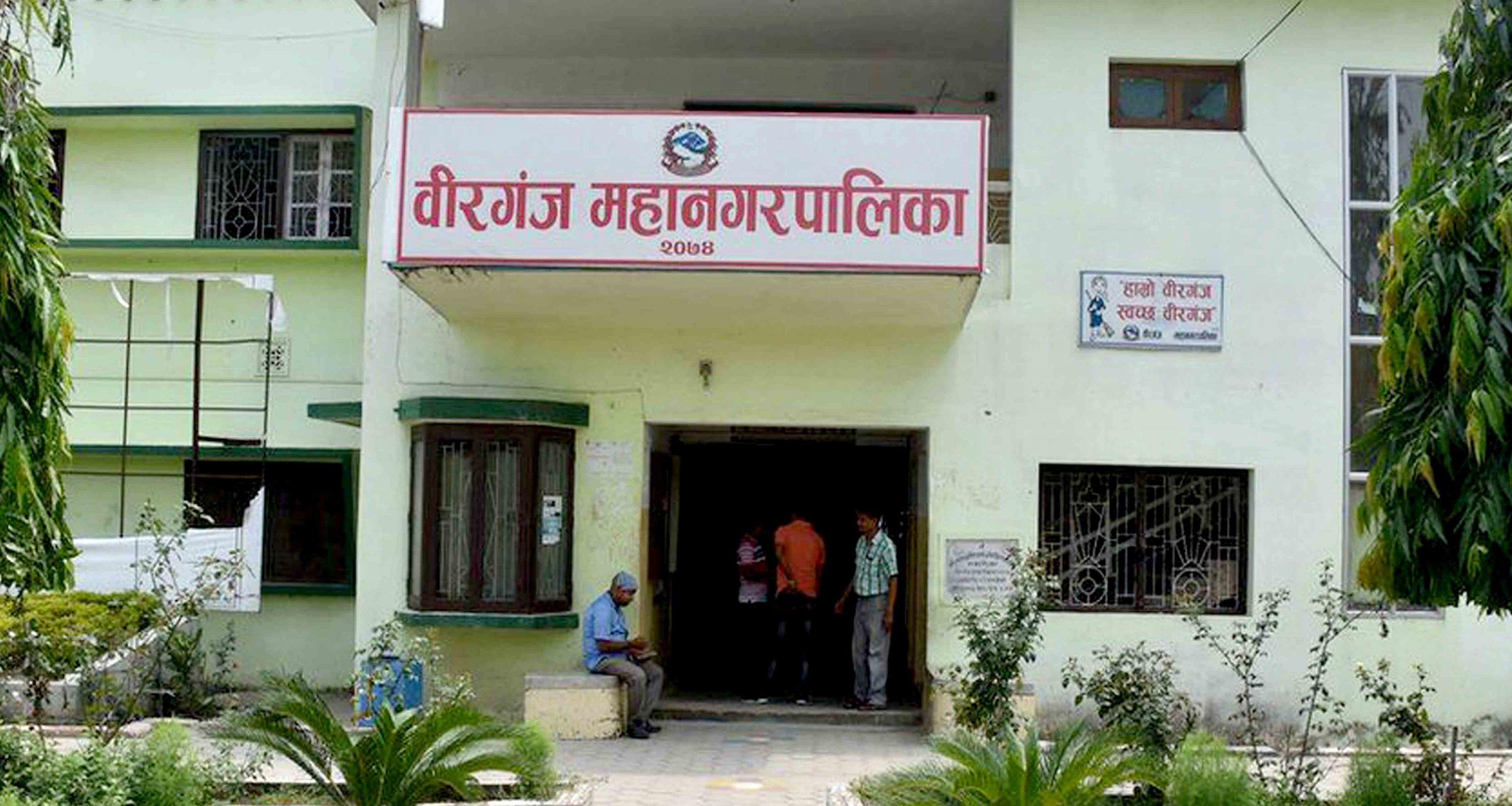 बेवारिसे सवारीसाधन हटाउँदै वीरगञ्ज महानगर
