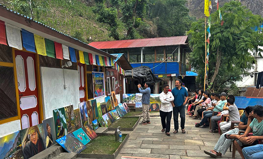 कलाकृतिमा उतारियो धार्चेको संस्कृति र भूगोल