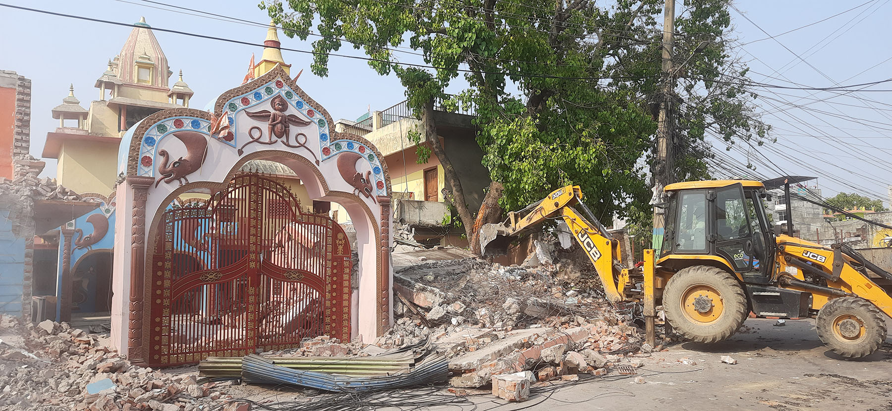 वीरगञ्ज महानगरले भत्कायो अनधिकृत रूपमा कब्जा गरेर निर्माण गरेका सटर