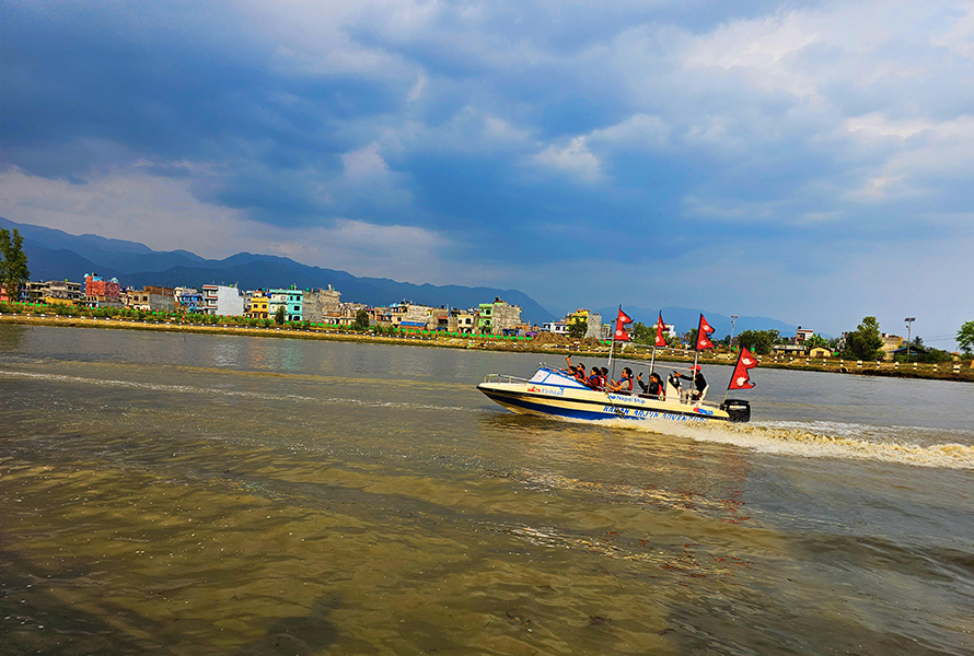 नेपालमा आन्तरिक तथा बाह्य पर्यटक तान्दै मोटरबोट