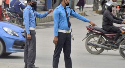 काठमाडौं उपत्यकामा बल्नै छाडे ट्राफिक लाइट, हातको इशारामा प्रहरी