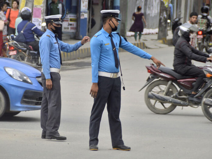 काठमाडौं उपत्यकामा बल्नै छाडे ट्राफिक लाइट, हातको इशारामा प्रहरी