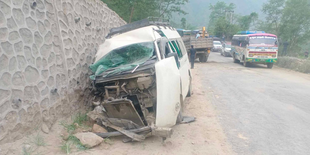 मुग्लिनबाट काठमाडौँ जाँदै गरेको माइक्रो बस र टिपर ठोक्किँदा १३ जना घाइते, दुईको अवस्था गम्भीर