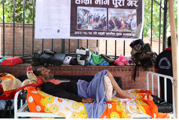 ‘कि त बाँच्ने अवसर देऊ, नभए मर्न देऊ’ भन्दै सरकारलाई गुहार माग्दै अनसनमा २७ वर्षीय दीपक