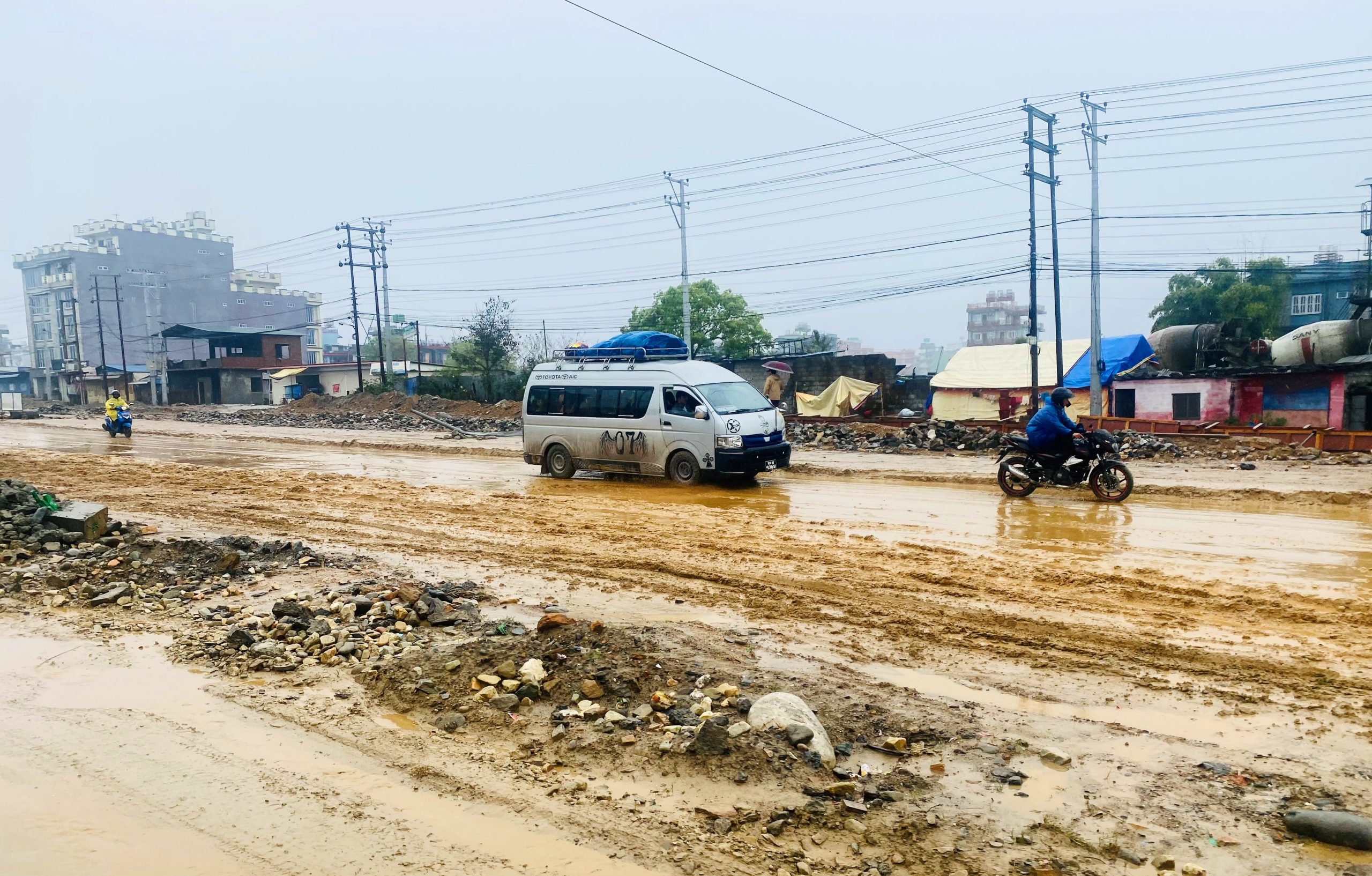 पर्यटकीय राजधानी पोखरा जोड्ने दुई ठूला राजमार्गको बेहाल, हिलो र धुलोले यात्रुलाई सास्ती