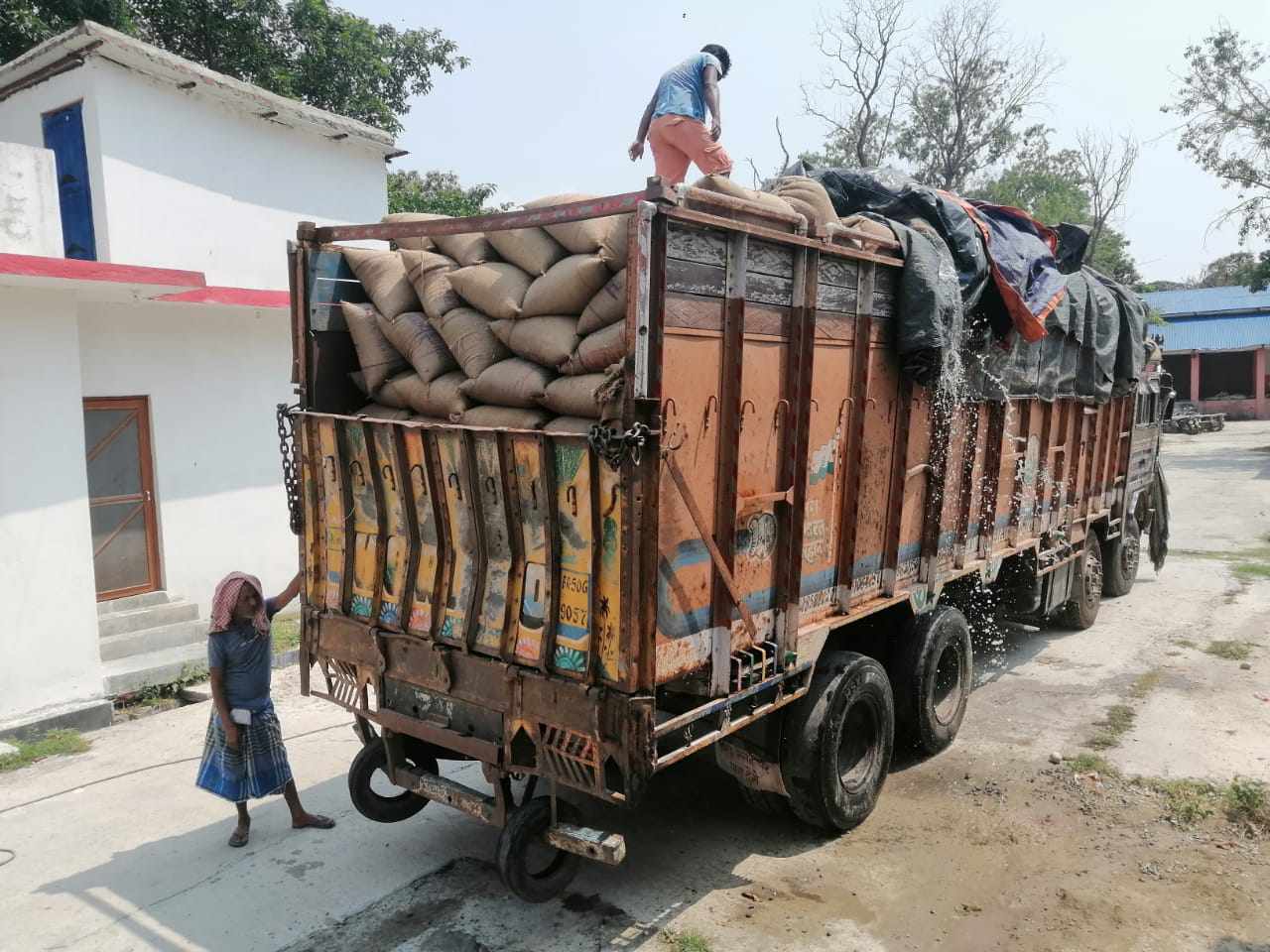 धनुषामा भन्सार छलेर ल्याएको डेढ करोड भन्दाबढीको सामान बरामद