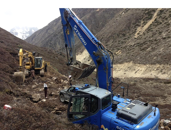 पहिलो पटक टिपताला पुगे नेपालतर्फका स्काभेटर र ट्याक्टर