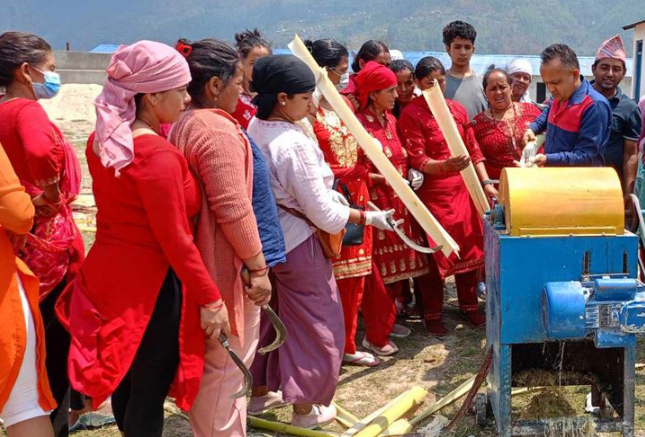 केराको रेसाबाट सेनेटरी प्याड र कपडा बनाउन सिक्दै महिला