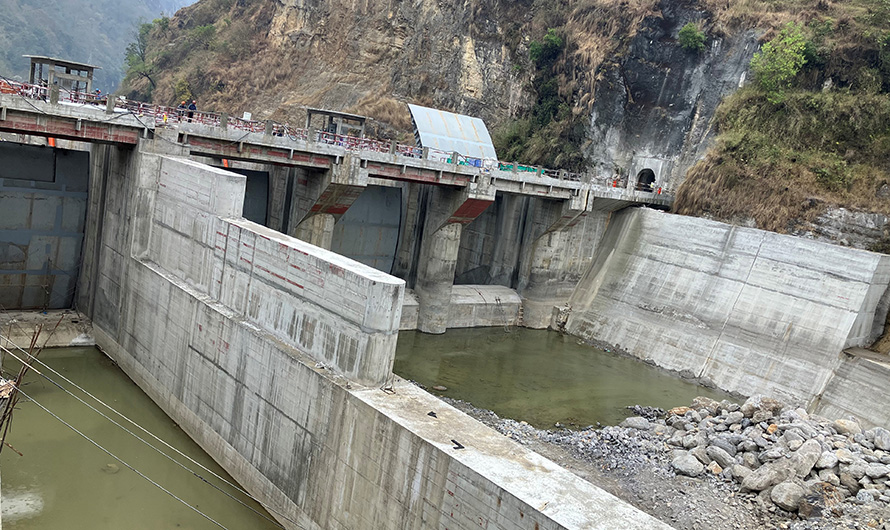 दस महिनादेखि रोकियो मध्यभोटेकोशीको काम