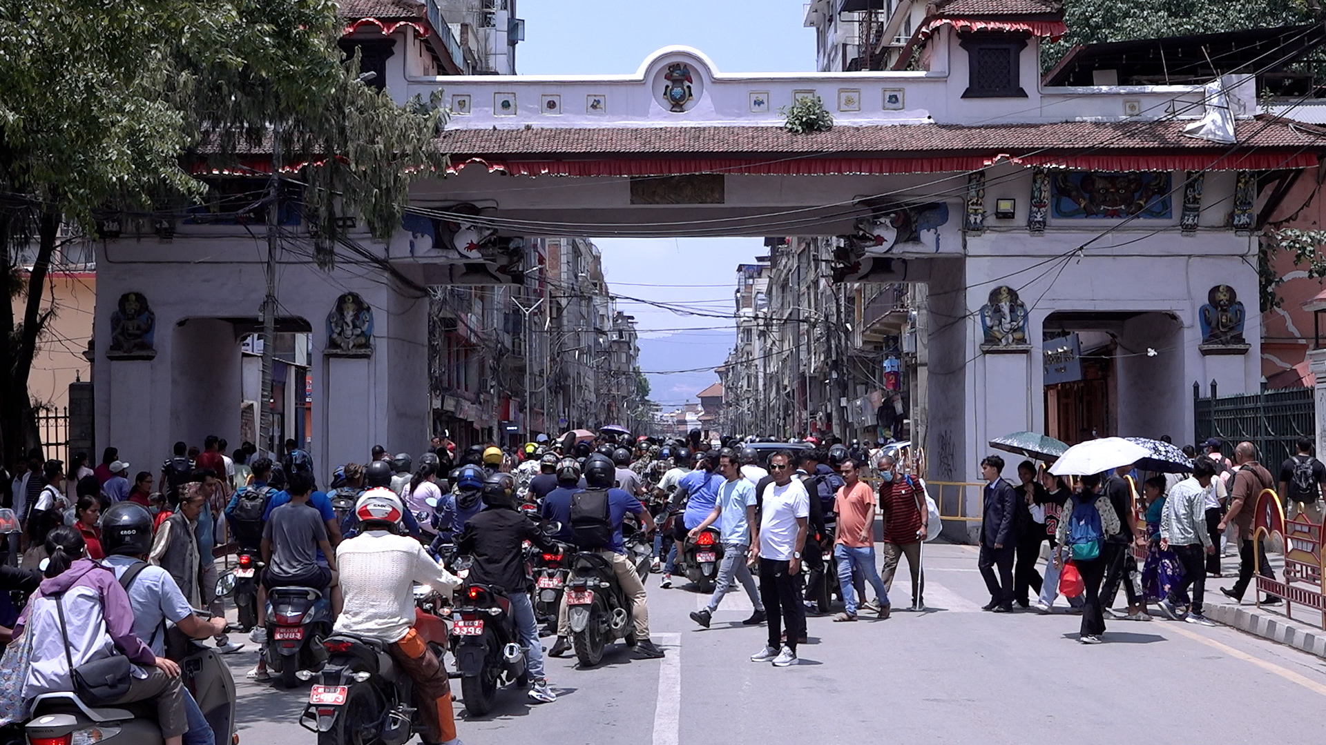 सडक साँघुरो बनाउने महानगरको निर्णयविरुद्ध काठमाडौंको न्यूरोड क्षेत्रका बासिन्दा आन्दोलित