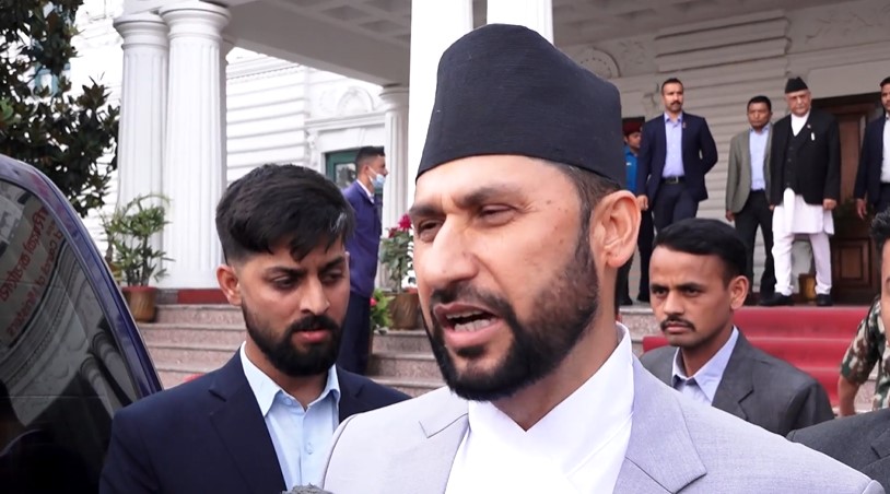 रवि भन्छन् -भीरको बाटोमा सिस्नु समाउँदै हिँडिरहेका छौं