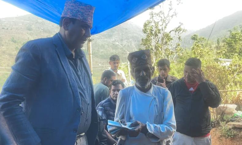 सभापति खतिवडाद्वारा आगलागीमा परी आमा–छोरा गुमाएका परिवारलाई आर्थिक सहयोग