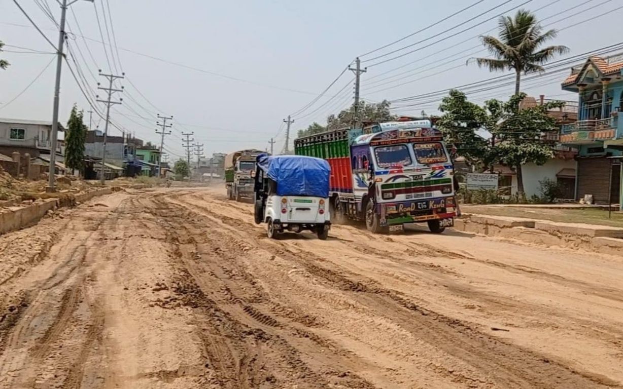 हुलाकी सडक निर्माणमा ढिलाइ, धुलोले स्थानीय पीडित