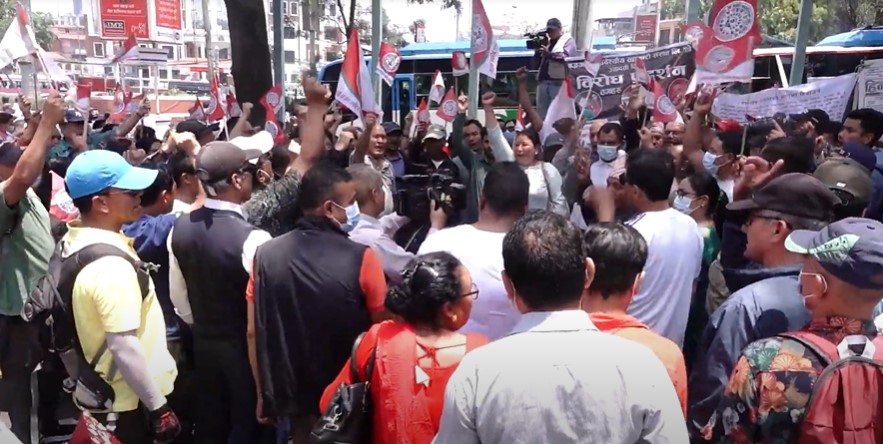आफनो मागप्रति सरकारले गम्भीरता नदेखाएको भन्दै सहकारी पिडितहरुले गरे काठमाडौंमा प्रदर्शन