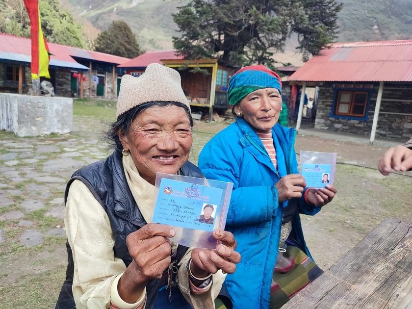 लप्चि नाकाका स्थानीयवासीलाई गाउँमै पुगेर सीमा पास वितरण