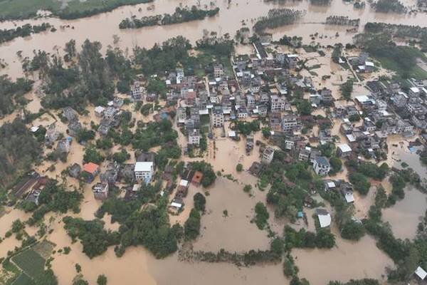 इन्डोनेसियाको पश्चिमी सुमात्रामा आएको बाढीमा परी १५ जनाको मृत्यु