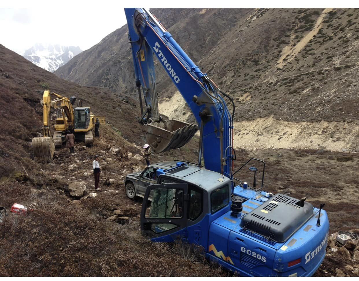 तिब्बतसँग जोडिएको टिपतालामा पहिलो पटक पुगे नेपालतर्फका गाडी