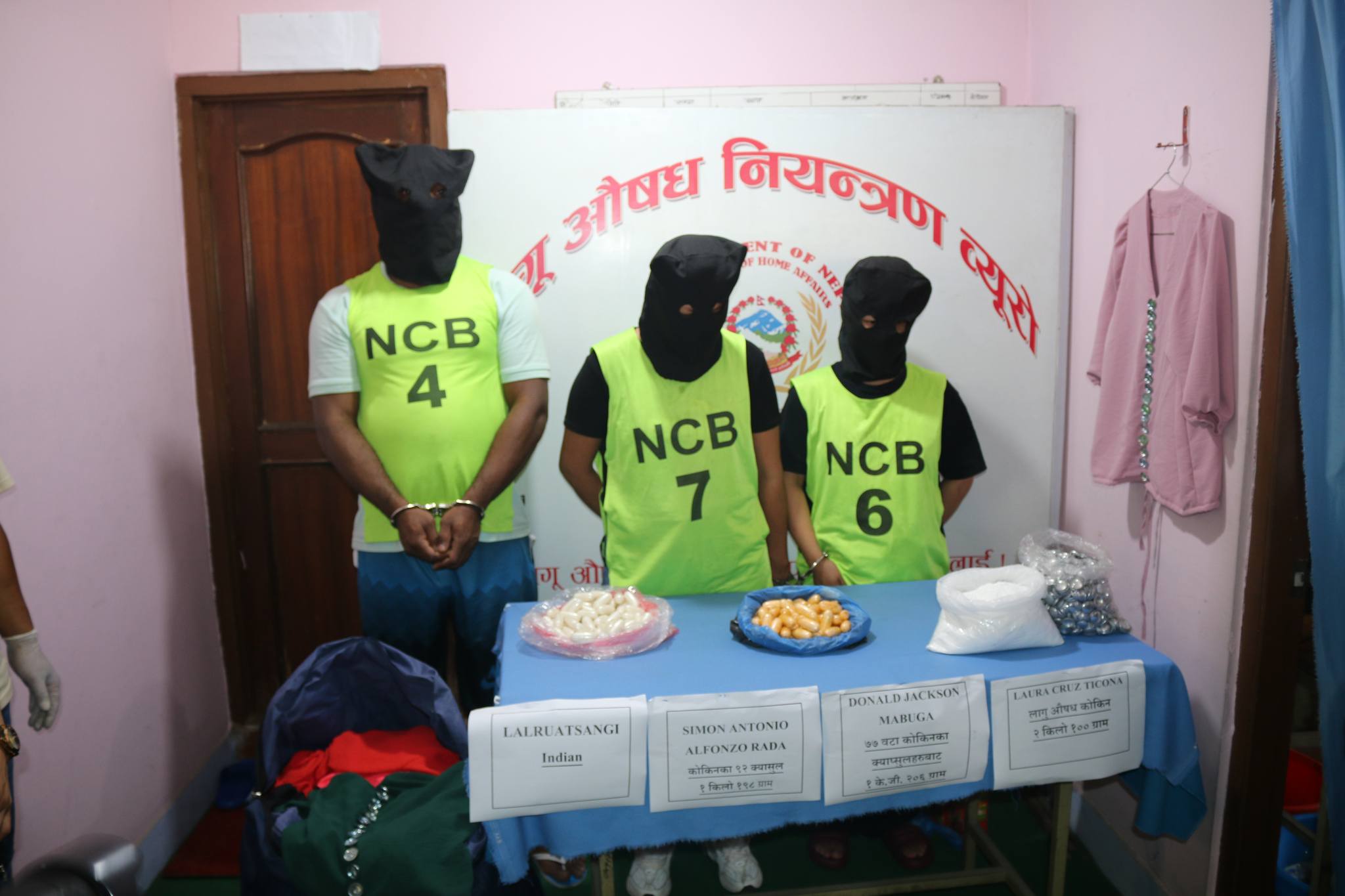 साढे चार किलो कोकिनसहित काठमाडौंबाट चार विदेशी पक्राउ