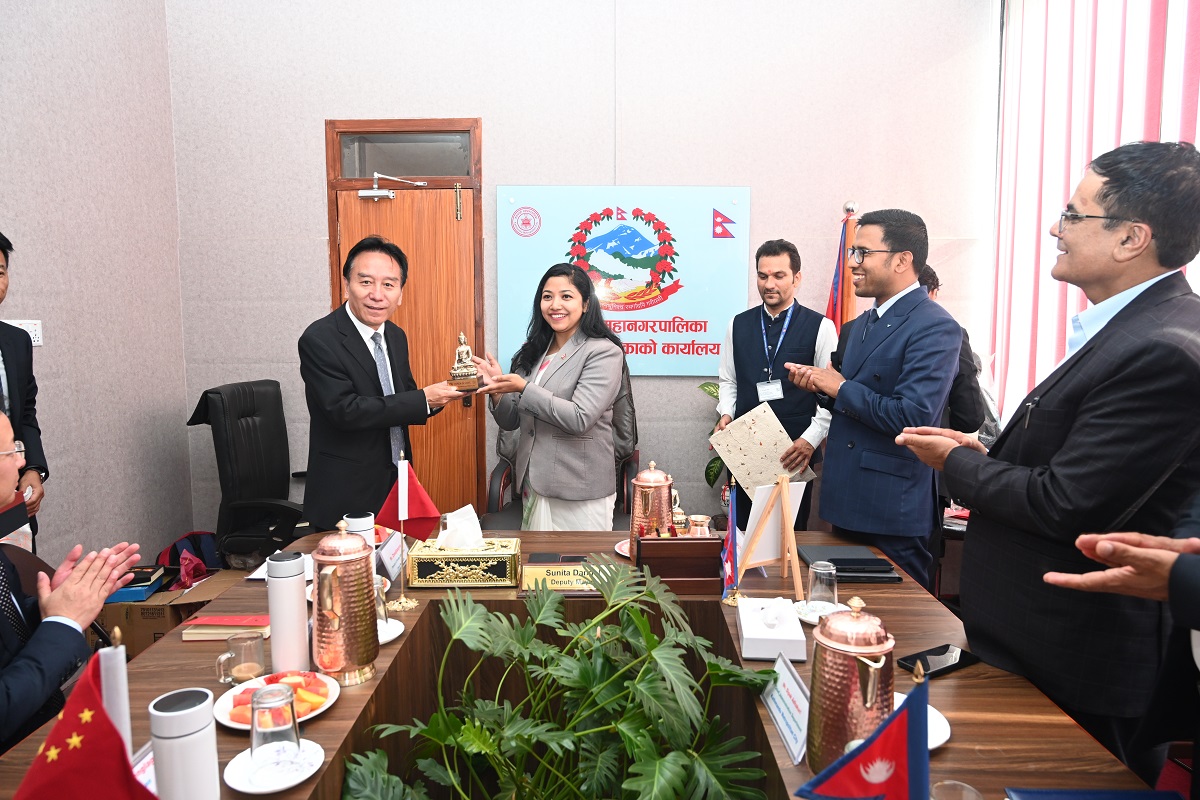 महानगर उपप्रमुख डंगोलसँग ल्हासा नगरका प्रतिनिधि मण्डलको भेट