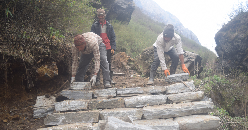 धवलागिरि आइसफल पदमार्ग निर्माणमा तीव्रता, ८ किलोमिटर पदमार्ग निर्माण