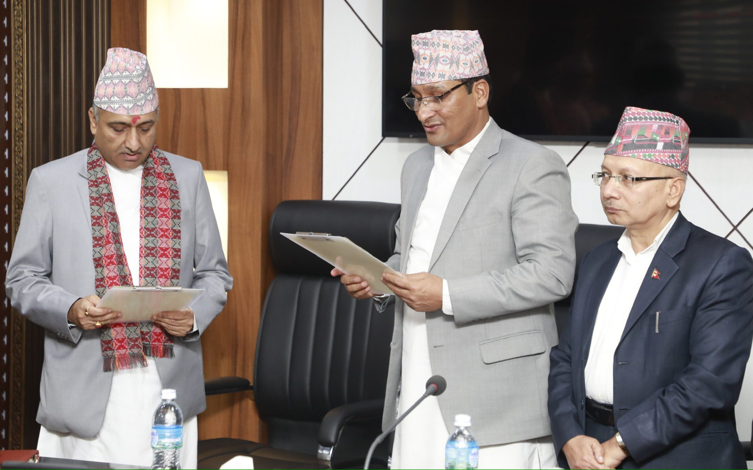 ऊर्जामन्त्री बस्नेत समक्ष विद्युत् नियमन आयोगका अध्यक्षको शपथ