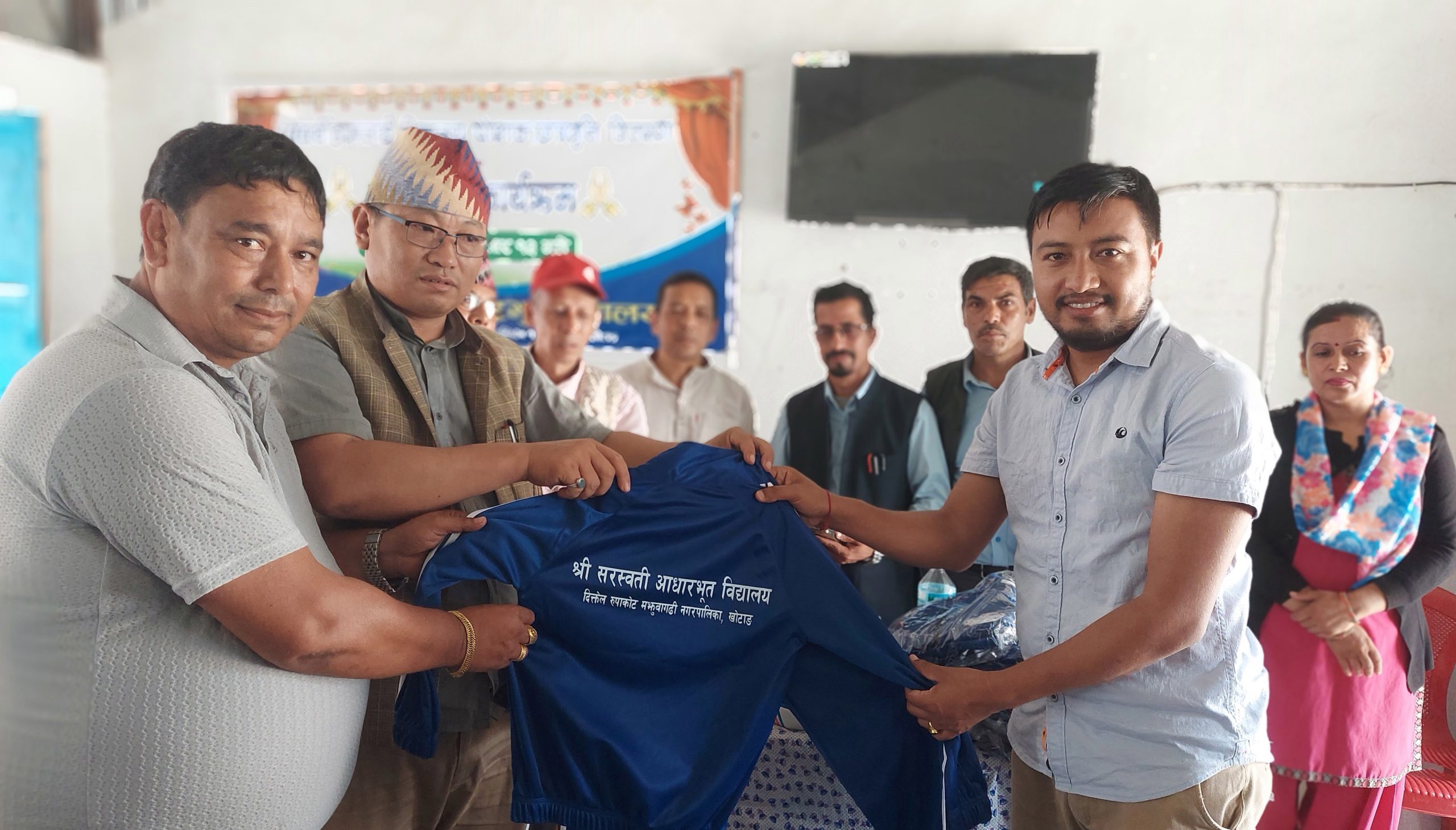 समाजसेवी सैँजूद्वारा खेल सामग्री प्रदान
