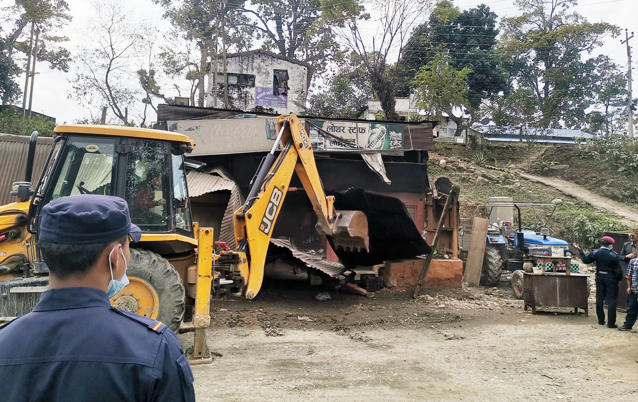 राजमार्ग अतिक्रमण गरी बनाइएका संरचना हटाइँदै