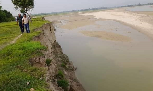 बलान नदीमा अस्थायी तटबन्ध निर्माण गर्दै सुरक्षाकर्मी