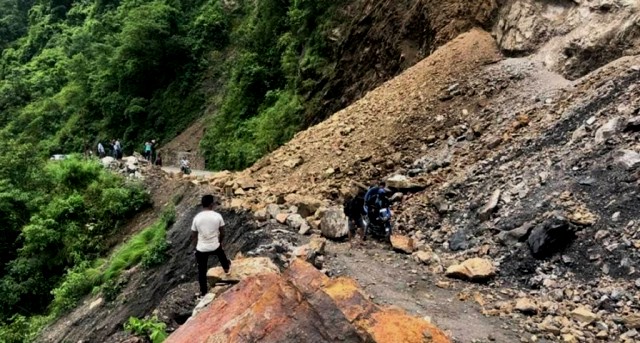 पहिरोले बेँसीसहर–चामे सडक अवरुद्ध , पहिरो पन्छाउने प्रयास जारी