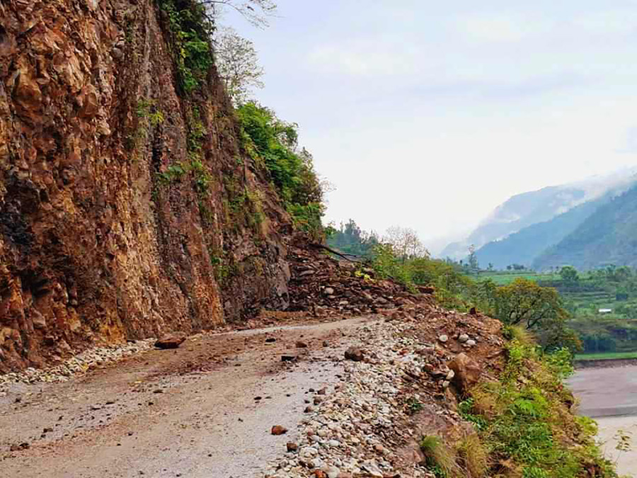 भेरी करिडोरको रिम्नामा पहिरो जाँदा सडक अवरुद्ध