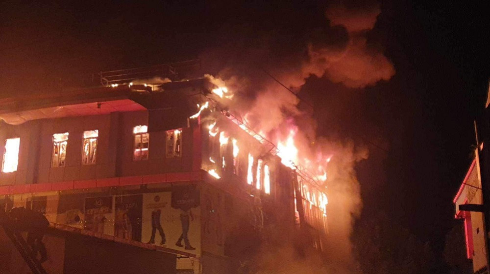 बुटवलको डेल्टा मार्टमा लागेको आगो पाँच घण्टापछि नियन्त्रणमा