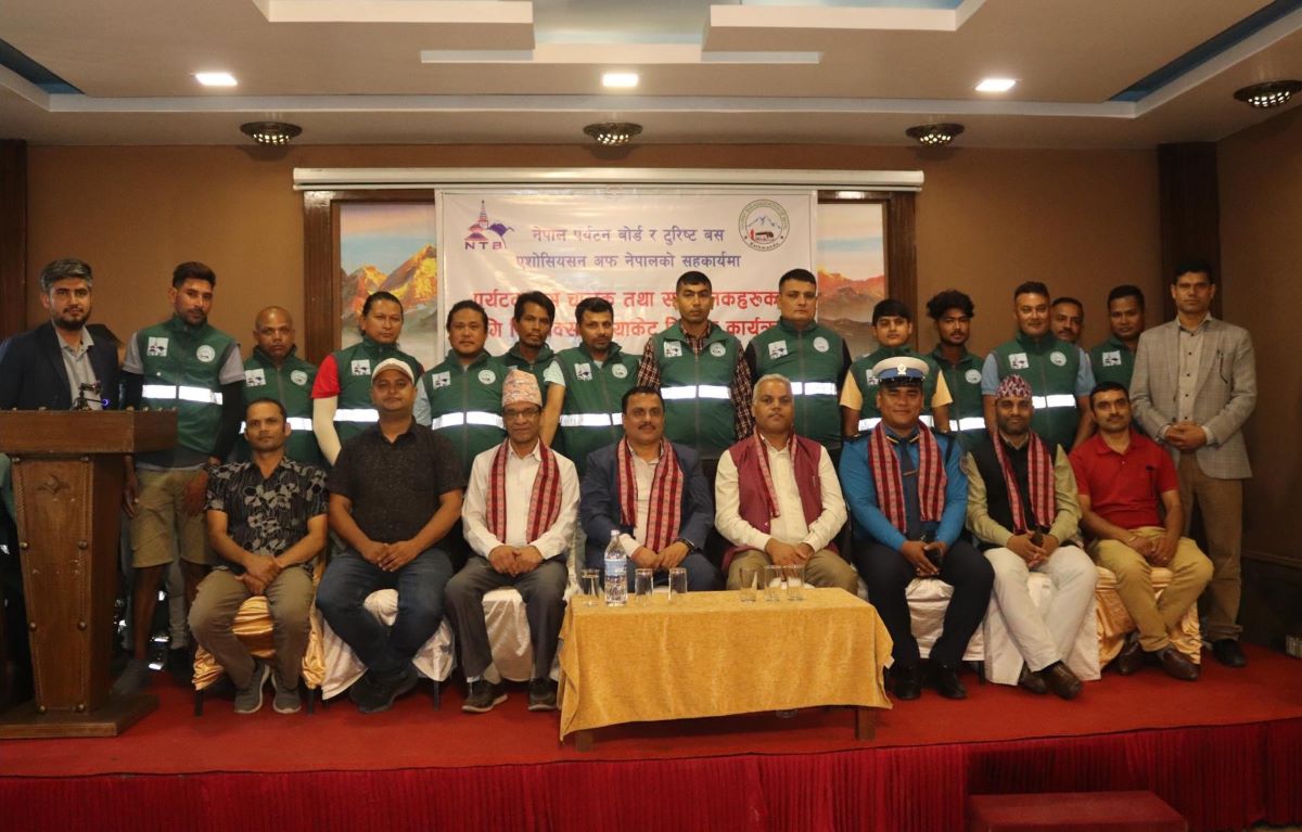 पर्यटक बसका चालक र सहचालकलाई पोशाक वितरण