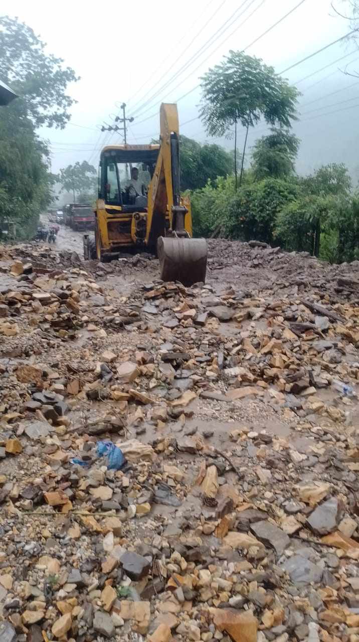 पहिरोले डुम्रे–बेँसीसहर सडक अवरुद्ध,सवारीसाधन तथा यात्रु अलपत्रमा