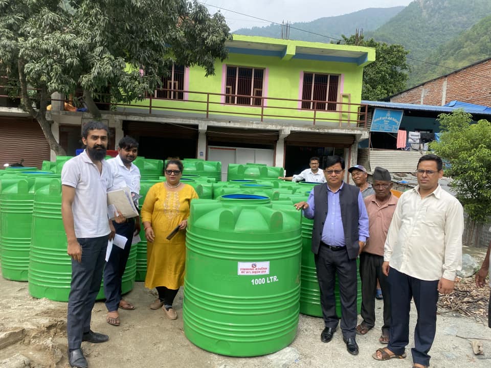 किसानलाई कृषि सामग्री अनुदानमा वितरण गर्दै इच्छाकामना गाउँपालिका