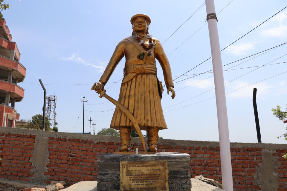 रक्षामन्त्री उप्रेतीद्वारा काजी कालु पाँडेको शालिकमा पुष्पहार अर्पण