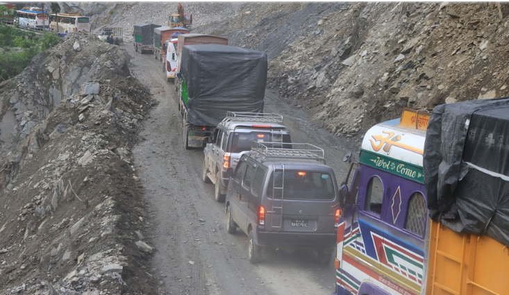 पहिराले मुग्लिन मलेखु खण्ड अवरुद्ध,सवारीसाधन बाटोमा नै रोकिए