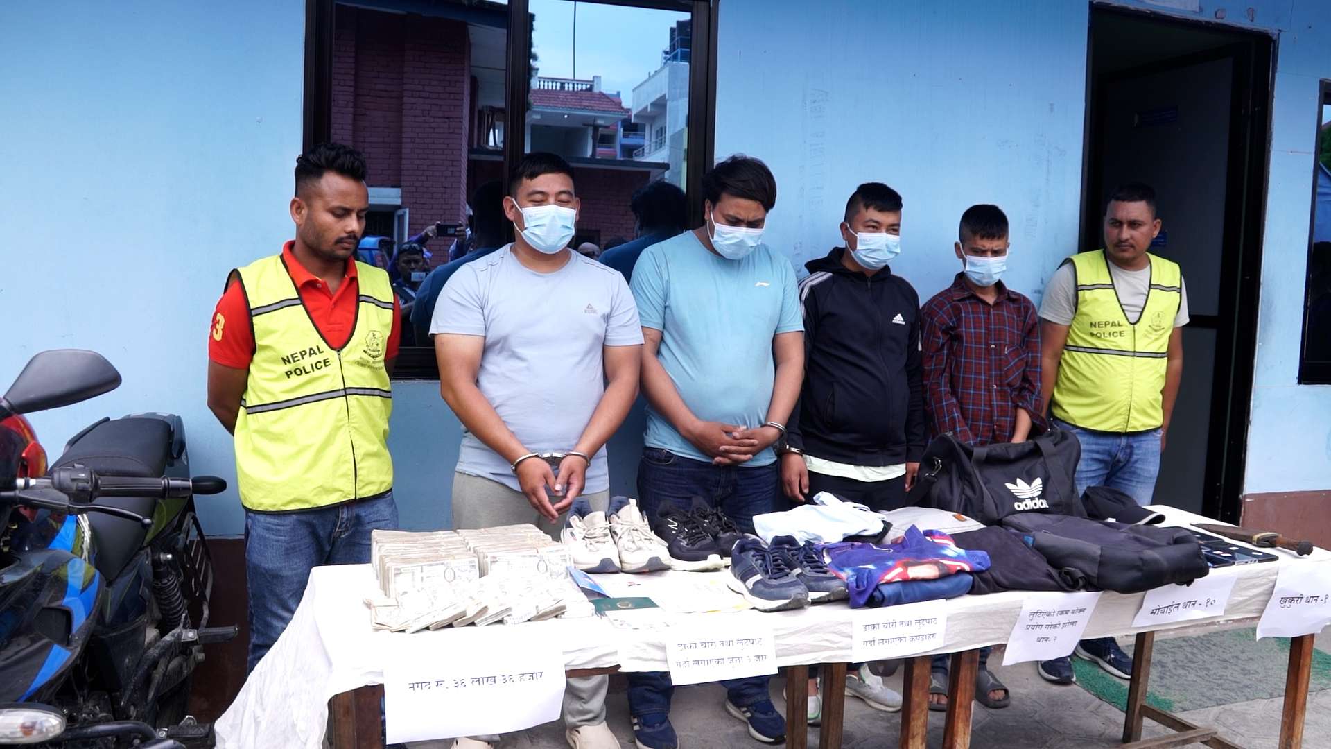 प्रहरी हुँ भन्दै दुई करोड लुटपाट गर्ने गिरोह पक्राउ