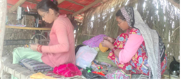 राना थारु समुदायका लोप हुँदै गएका पहिरन सिलाएर घरखर्च चलाउदै मन्तुरा