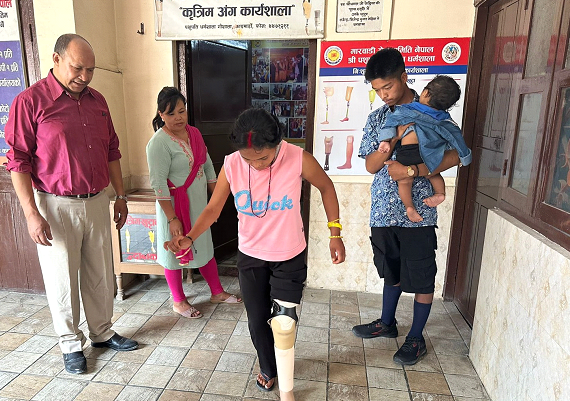 डोटी बडिकेदारकी निरुताले पाइन कृतिम खुट्टा