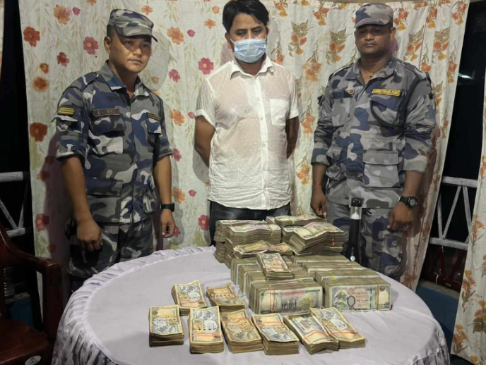सुनसरीमा कारभित्र बोरामा राखिएको एक करोड १ लाख रुपैयाँसहित एकजना पक्राउ