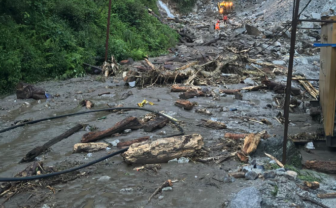 ताप्लेजुङको खेजिनिममा पहिरोमा परी एकै परिवारका चारजनाको मृत्य, दुई घाइते